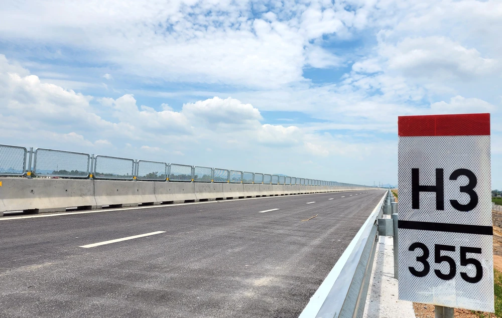 Trong giai đoạn phân kỳ, tuyến cao tốc Quốc lộ 45 – Nghi Sơn được đầu tư xây dựng quy mô 4 làn xe hạn chế, bề rộng nền đường 17m, vận tốc thiết kế 80km/h.