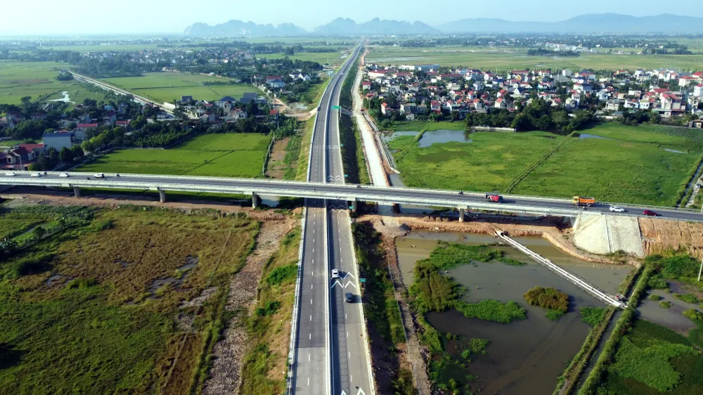 Như vậy, tuyến cao tốc chạy xuyên suốt từ Pháp Vân (Hà Nội) đến Nghệ An với tổng chiều dài 251 km cơ bản hoàn thành, rút ngắn thời gian chạy xe giữa hai tỉnh còn 3,5 giờ, thay vì khoảng 5 giờ như hiện nay.
