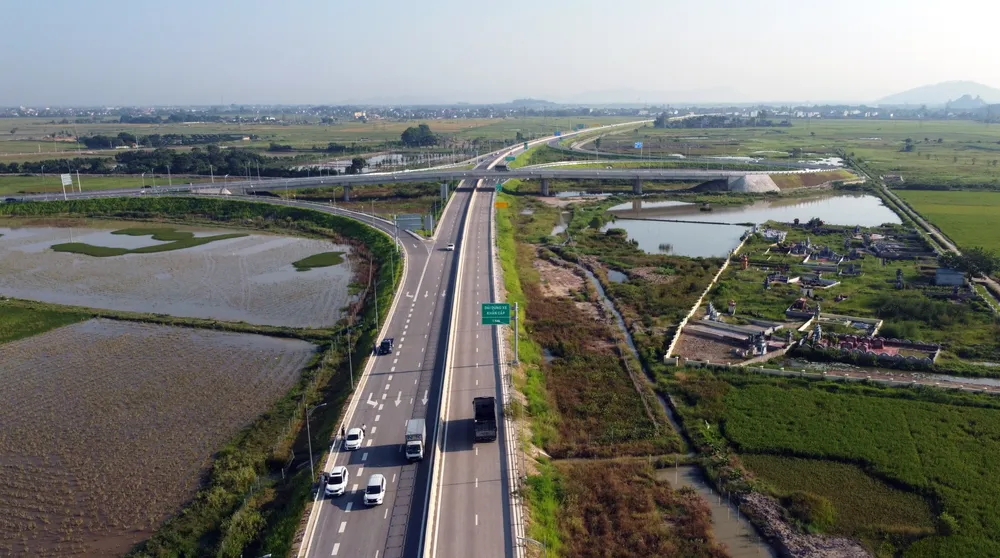 Tại nút giao Đông Xuân, nhân viên chốt trực hướng dẫn các phương tiện lưu thông đúng hướng và cảnh giới không cho các phương tiện thô sơ, người đi bộ vào cao tốc. Ghi nhận của PLO, các phương tiện lưu thông từ nút giao Đông Xuân đi Diễn Châu thông thoáng.