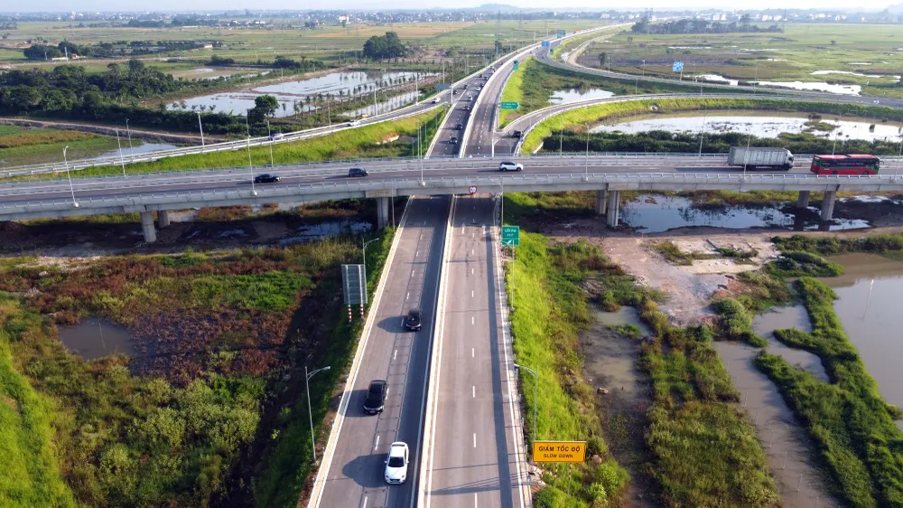 Người lái xe tham gia giao thông trên đường cao tốc không cho xe chạy vào nơi dừng đỗ khẩn cấp và phần lề đường; không được cho xe chạy quá tốc độ tối đa cho phép là 80 km/h và dưới tốc độ tối thiểu là 60 km/h.