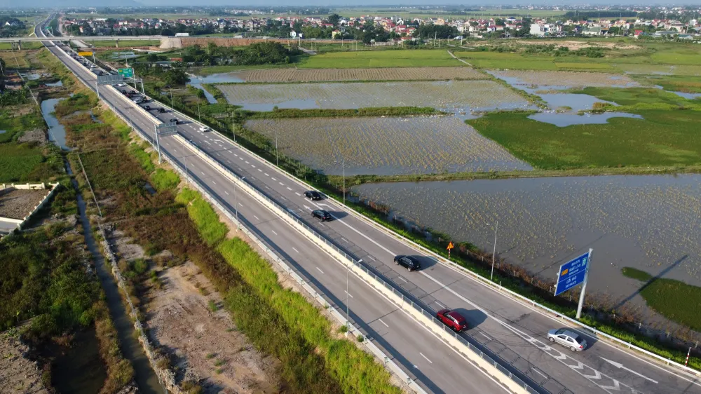 Anh Lê Văn Hòa (40 tuổi) ở quận Cầu Giấy, Hà Nội cho biết, anh cùng gia đình và một số người bạn từ Hà Nội vào đến Thanh Hóa đêm qua để tránh tắc đường. Tuy nhiên khi đọc thông tin trên báo biết tuyến cao tốc Bắc – Nam đã đi vào tận Diễn Châu (Nghệ An) nên quay xe đi tuyến cao tốc thay vì đi trên Quốc lộ 1A.