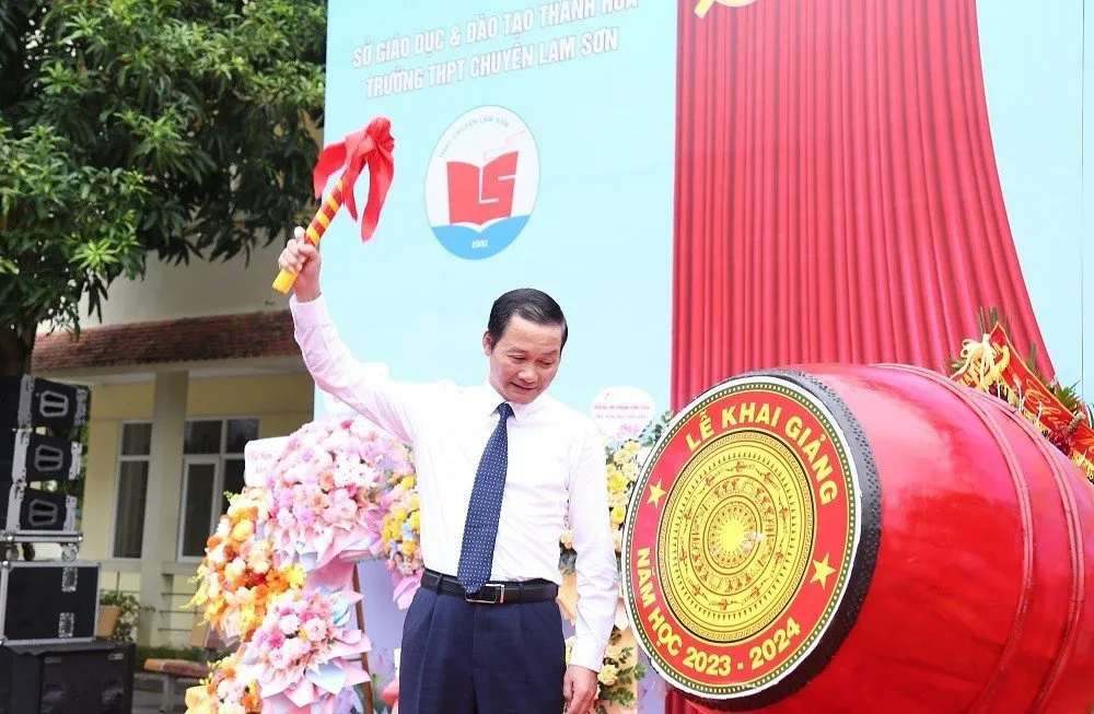 Chủ tịch UBND tỉnh Thanh Hóa đánh hồi trống khai giảng năm học mới tại Trường THPT Chuyên Lam Sơn. Ảnh: PHONG SẮC