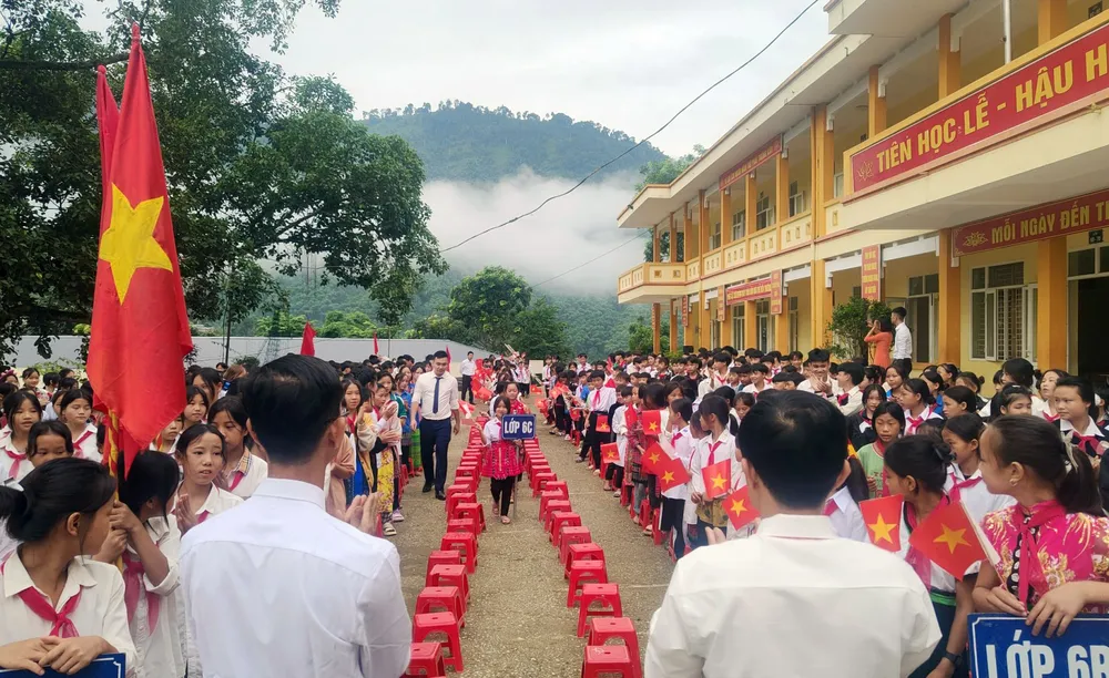 Hình ảnh các em học sinh lớp 6 được các thầy cô, anh chị các khối 7,8,9 chào đón trang trọng. Ảnh: Pó Ly