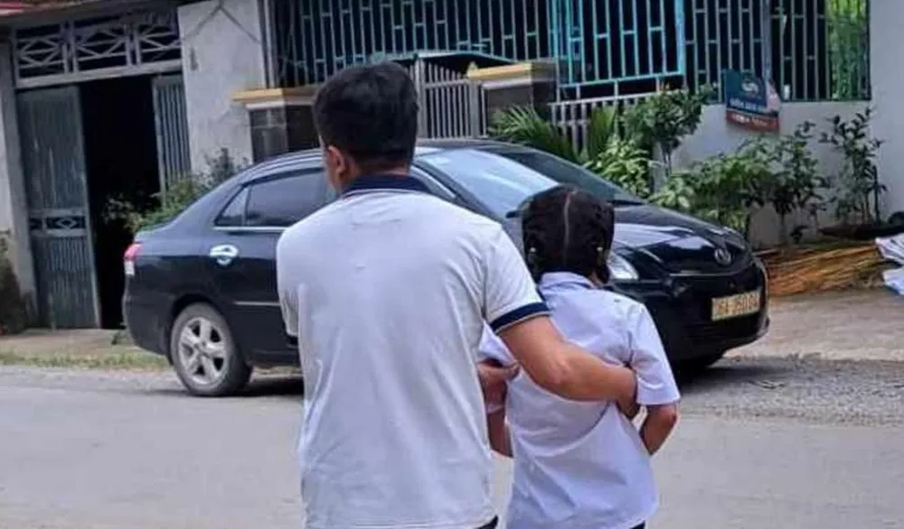 Các học sinh bị thương được thầy cô, phụ huynh hỗ trợ đưa đến Bệnh viện Đa khoa huyện Yên Định cấp cứu. Ảnh: NDCC