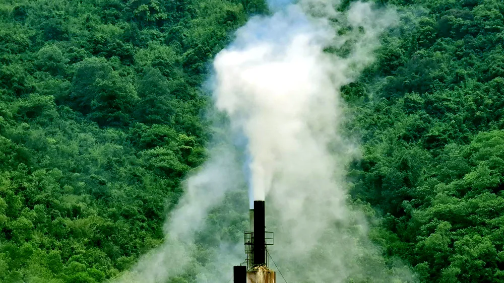 Hình ảnh Công ty Cổ phần Cromit Nam Việt thải bụi khí ra môi trường giữa những thảm cây xanh ở xã Vân Sơn, Triệu Sơn. Ảnh: ĐT