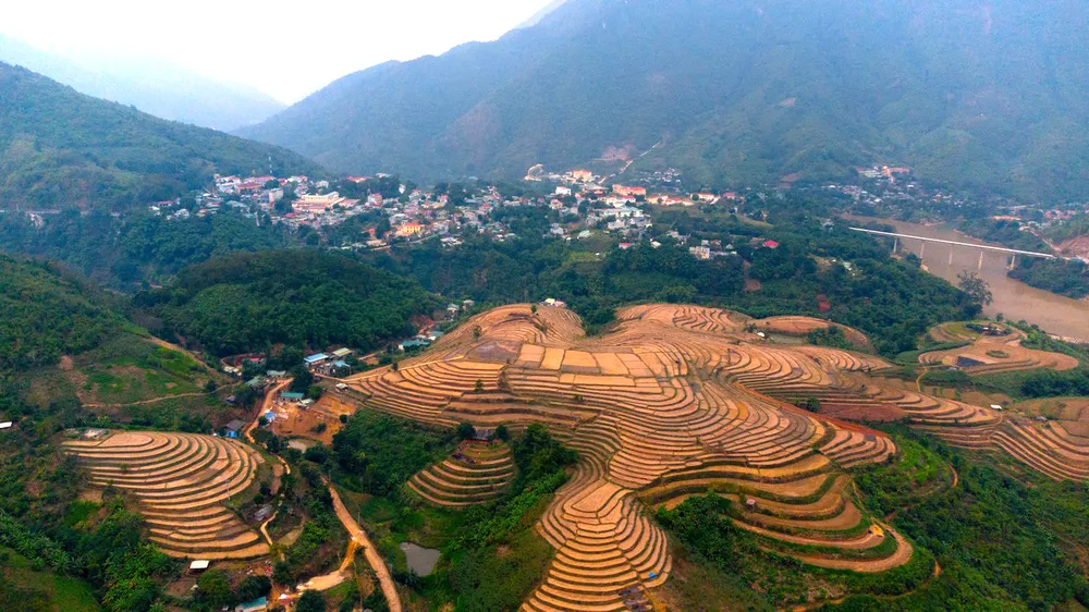 Huyện biên giới Mường Lát cách trung tâm tỉnh Thanh Hóa khoảng 250 km, đời sống của người dân vẫn còn gặp nhiều khó khăn. Trong ảnh một góc bản Pom Khuông, Tam Chung huyện biên giới Mường Lát. Ảnh: ĐẶNG TRUNG