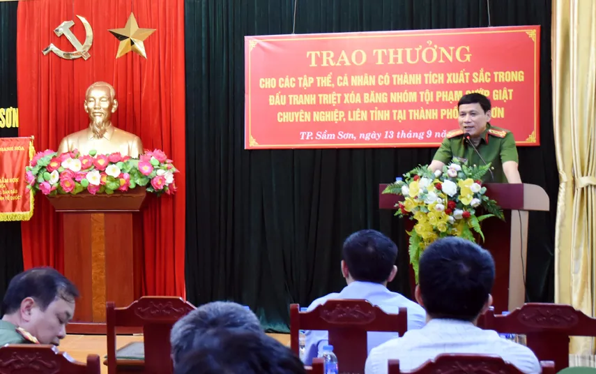 Đại tá Dương Văn Tiến Phó Giám đốc Công an tỉnh Thanh Hóa phát biểu tại buổi lễ tuyên dương trao thưởng cho các tập thể, cá nhân. Ảnh: CATH duong-van-tien-dai-ta-cong-an-thanh-hoa-1.jpg