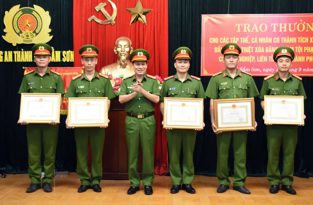 Đại tá Dương Văn Tiến Phó Giám đốc Công an tỉnh Thanh Hóa tặng Bằng khen, Giấy khen cho các cá nhân tập thể phá chuyên án tội phạm cướp giật tài sản khu vực lễ hội ở nhiều tỉnh thành cả nước. Ảnh: CATH duong-van-tien-dai-ta-cong-an-thanh-hoa.jpg
