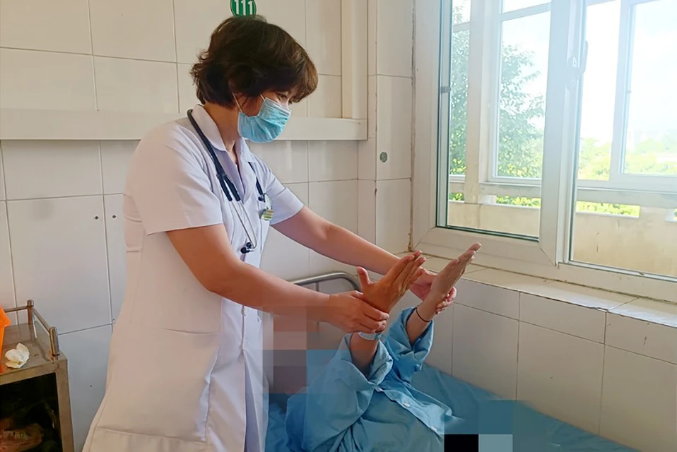 Nữ bệnh nhân ngộ độc bóng cười đang được điều trị tại Bệnh viện Đa khoa tỉnh Thanh Hóa. Ảnh: BVCC bong-cuoi-thanh-hoa-benh-nhan.jpg