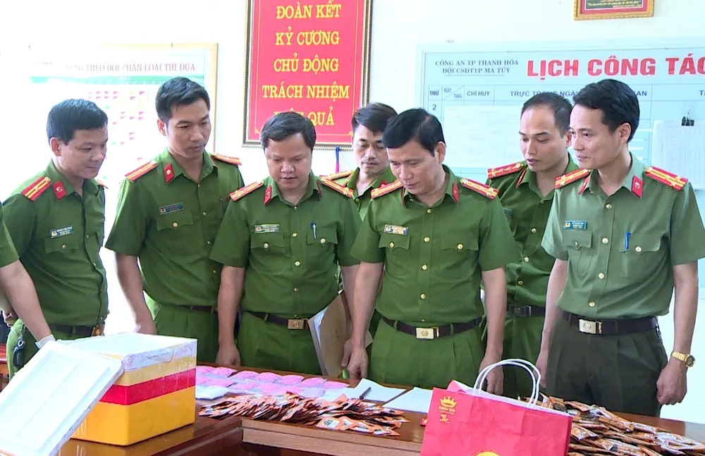 Ngay trong chiều 22-9, Đại tá Dương Văn Tiến Phó Giám đốc, Thủ trưởng Cơ quan CSĐT-Công an tỉnh Thanh Hóa đã chỉ đạo các phòng chức năng của cơ quan công an tiếp tục điều tra mở rộng vụ án, truy tận gốc đường dây ma túy tổng hợp này. ma-tuy-tphcm-thanh-hoa-lanh-dao-cong-an-thanh-hoa.jpg