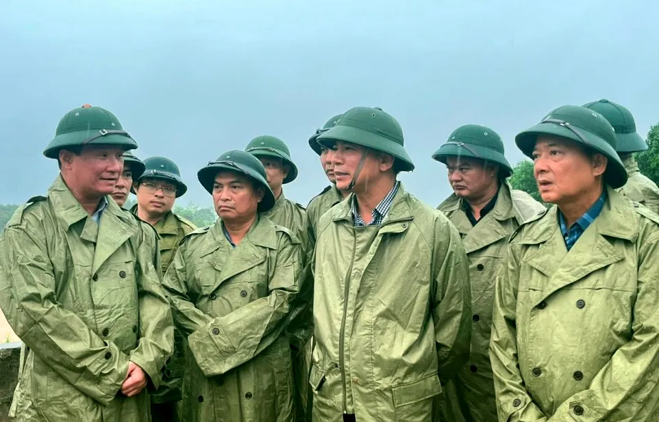 Bí thư Thanh Hóa ông Đỗ Trọng Hưng đi kiểm tra tình hình mưa lũ tại đập Chẩm Khê, xã Yên Thọ, Như Thanh. Ảnh: Quốc Hương do-trong-hung-6675-8731.jpg