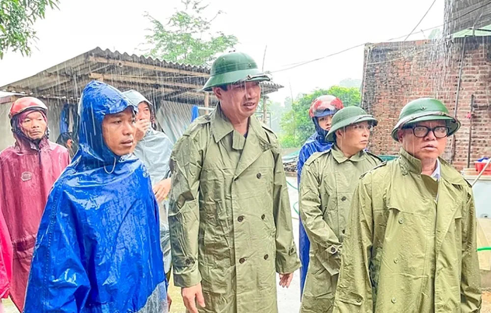 Ông Lê Đức Giang, Phó Chủ tịch UBND tỉnh Thanh Hóa đến chia sẻ, hỗ trợ gia đình bị sạt lở núi tràn đất đá vào ở xã Thiết Kế. Ảnh: Lê Hợi le-duc-giang-1.jpg