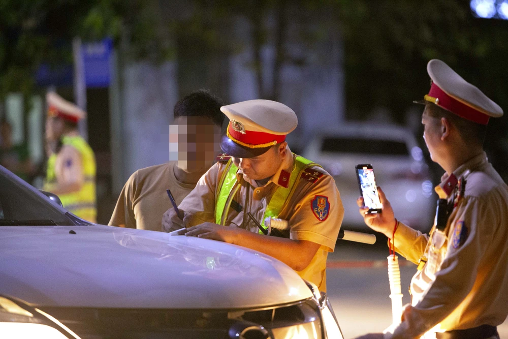 canh-sat-giao-thong-thanh-hoa-xu-ly-nong-do-con-11.jpg
