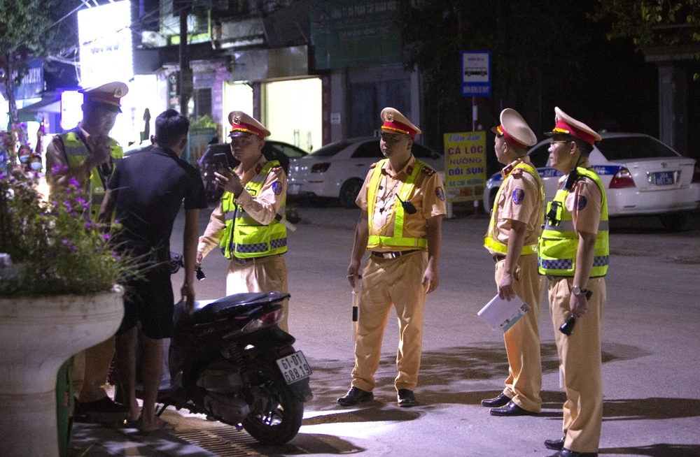 canh-sat-giao-thong-thanh-hoa-xu-ly-nong-do-con-.jpg