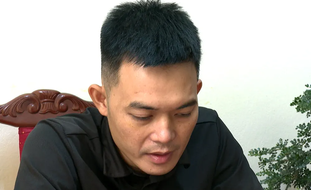 Lê Văn Bình bị Công an tỉnh Thanh Hóa bắt giữ điều tra về hành vi giết người. Bắt-kẻ-giết-người-chụp-ảnh-trước-cửa-quán-ở-Thanh-Hóa-1.jpg