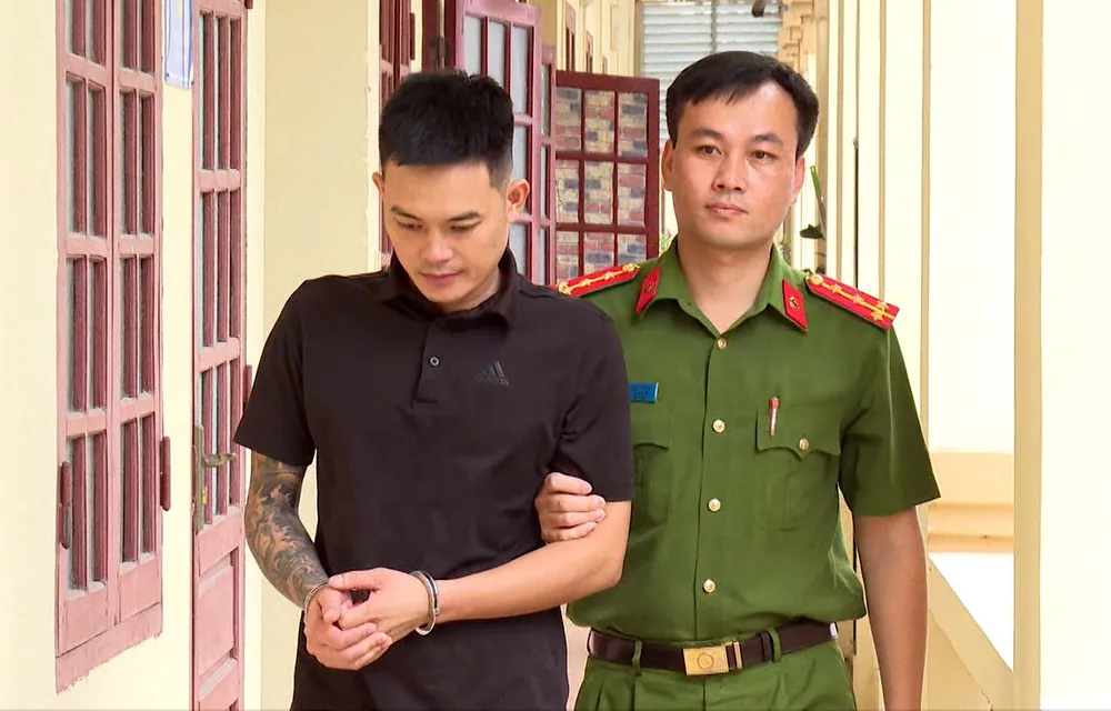 Lê Văn Bình sau khi gây án bị Công an tỉnh Thanh Hóa bắt giữ tại 1 chung cư trên địa bàn Hà Nội. Bắt-kẻ-giết-người-chụp-ảnh-trước-cửa-quán-ở-Thanh-Hóa-2.jpg