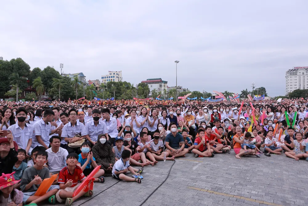 Ở một góc, những cổ động viên nhí cũng có mặt cổ vũ, động viên tinh thần cho anh Lê Xuân Mạnh giành chiến thắng. Chung-ket-olympia-diem-cau-thanh-hoa-10.JPG