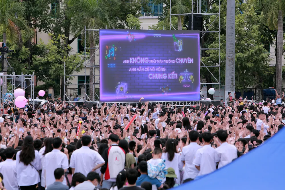 Học sinh và người dân Thanh Hóa bùng nổ cổ vũ cho Lê Xuân Mạnh khi xuất hiện trực tiếp trên sóng truyền hình. Chung-ket-olympia-diem-cau-thanh-hoa-11.JPG