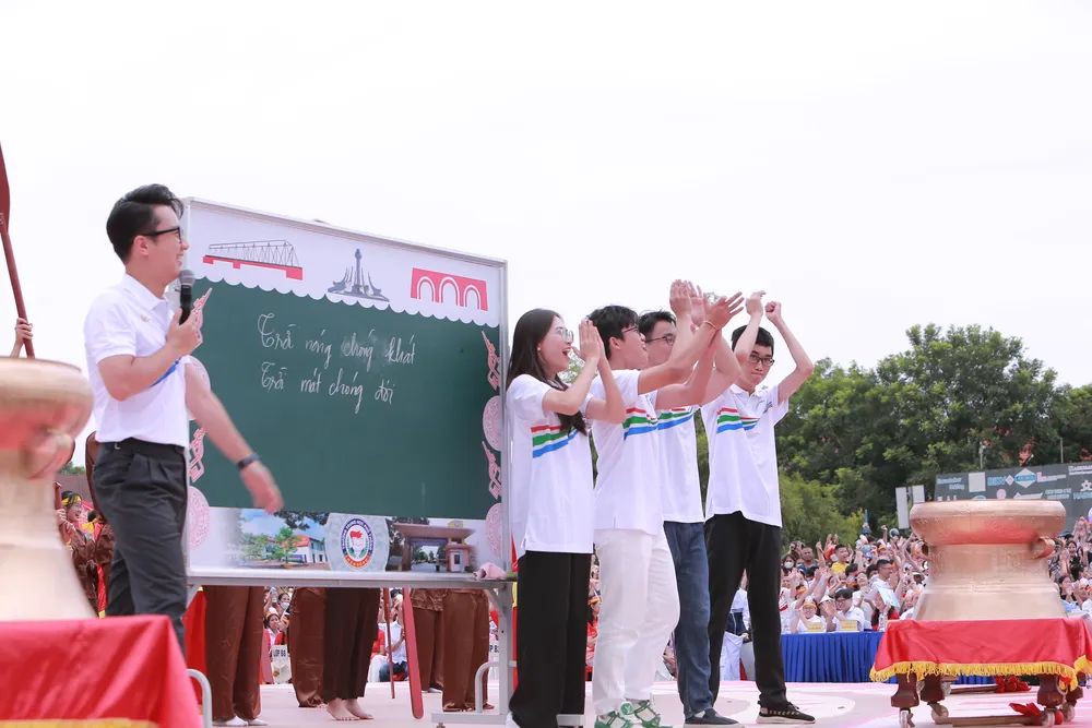 Các học sinh ở điểm cầu Thanh Hóa tham gia phần thi phụ Đường lên đỉnh Olympia. Chung-ket-olympia-diem-cau-thanh-hoa-12.JPG