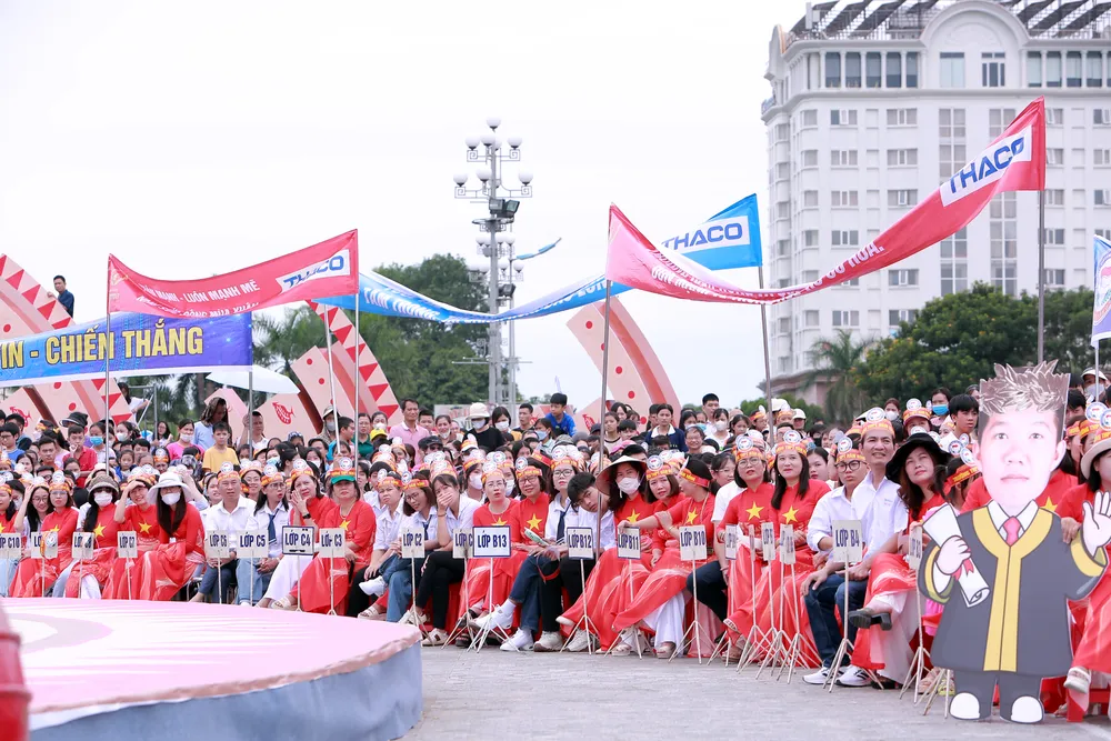 Các thầy cô giáo của các Trường THPT trên địa bàn tỉnh Thanh Hóa có mặt từ rất sớm cổ vũ cho Lê Xuân Mạnh. Chung-ket-olympia-diem-cau-thanh-hoa-19.JPG