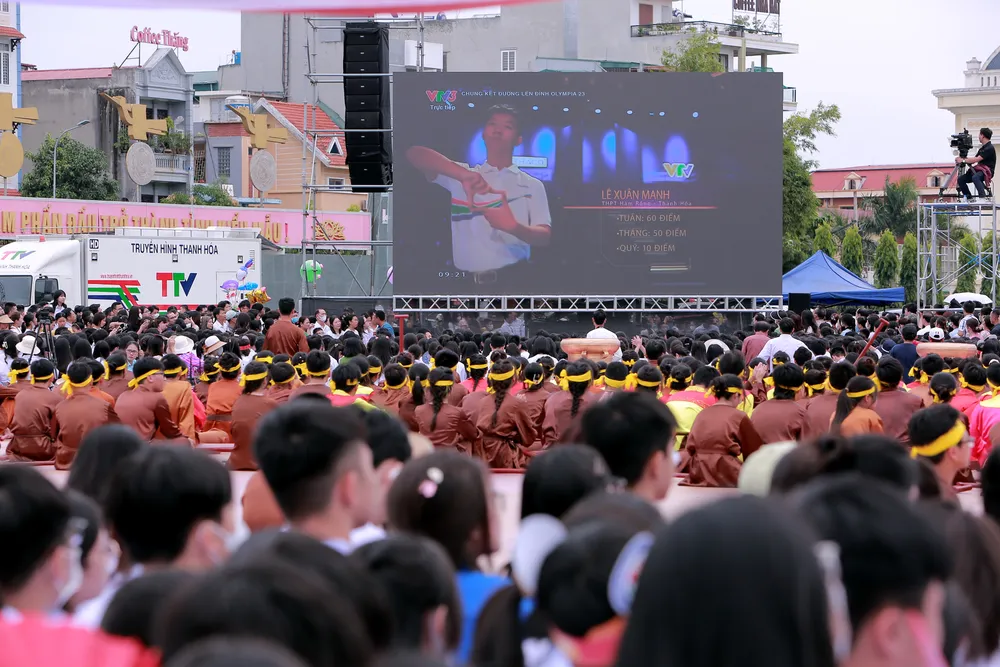 Quảng trường Lam Sơn điểm cầu Thanh Hóa sáng nay 8-10 chật kín người theo dõi chương trình truyền hình trực tiếp Chung kết Đường lên đỉnh Olympia. Chung-ket-olympia-diem-cau-thanh-hoa-2.JPG