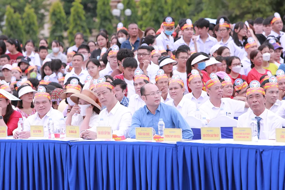 Lãnh đạo tỉnh Thanh Hóa đến cổ vũ cho thí sinh Lê Xuân Mạnh đã mang điểm cầu về quê nhà sau 13 năm. Chung-ket-olympia-diem-cau-thanh-hoa-22.JPG
