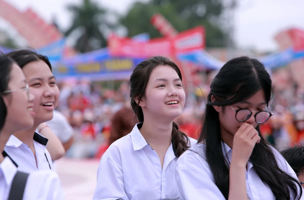 Niềm vui của nữ sinh xứ Thanh khi Lê Xuân Mạnh trả lời đúng câu hỏi ở phần thi về đích nâng tổng số điểm lên 220 điểm. Chung-ket-olympia-diem-cau-thanh-hoa-23.JPG