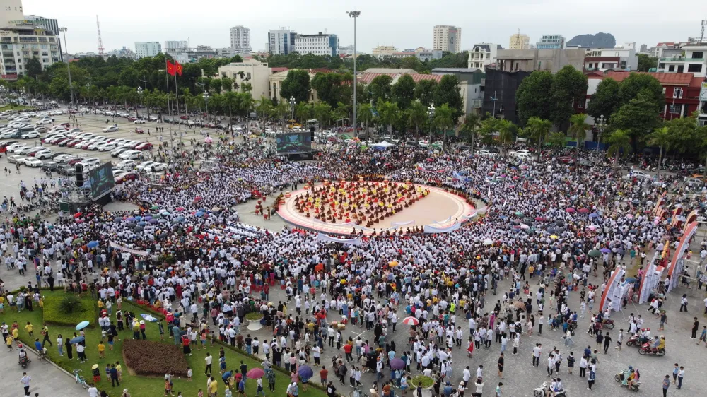Quảng Trường Lam Sơn nhìn từ trên cao đặc kín người. DJI_0762.JPG