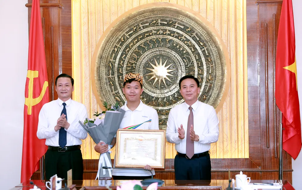 Bí thư Tỉnh ủy tỉnh Thanh Hóa Đỗ Trọng Hưng và Chủ tịch UBND tỉnh Thanh Hóa Đỗ Minh Tuấn chúc mừng thành tích của em Lê Xuân Mạnh, đồng thời trao bằng khen cùng 200 triệu đồng tiền thưởng cho nhà vô địch Olympia. Ảnh: ĐẶNG TRUNG Lê-Xuân-Mạnh-Đường-Lên-Đỉnh-Olympia-10.JPG