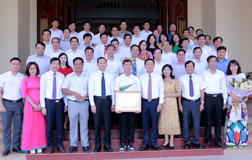 Em Lê Xuân Mạnh cùng gia đình, thầy cô và lãnh đạo tỉnh Thanh Hóa chụp hình lưu niệm sau khi buổi tuyên dương kết thúc. Ảnh: ĐẶNG TRUNG Lê-Xuân-Mạnh-Đường-Lên-Đỉnh-Olympia-11.JPG