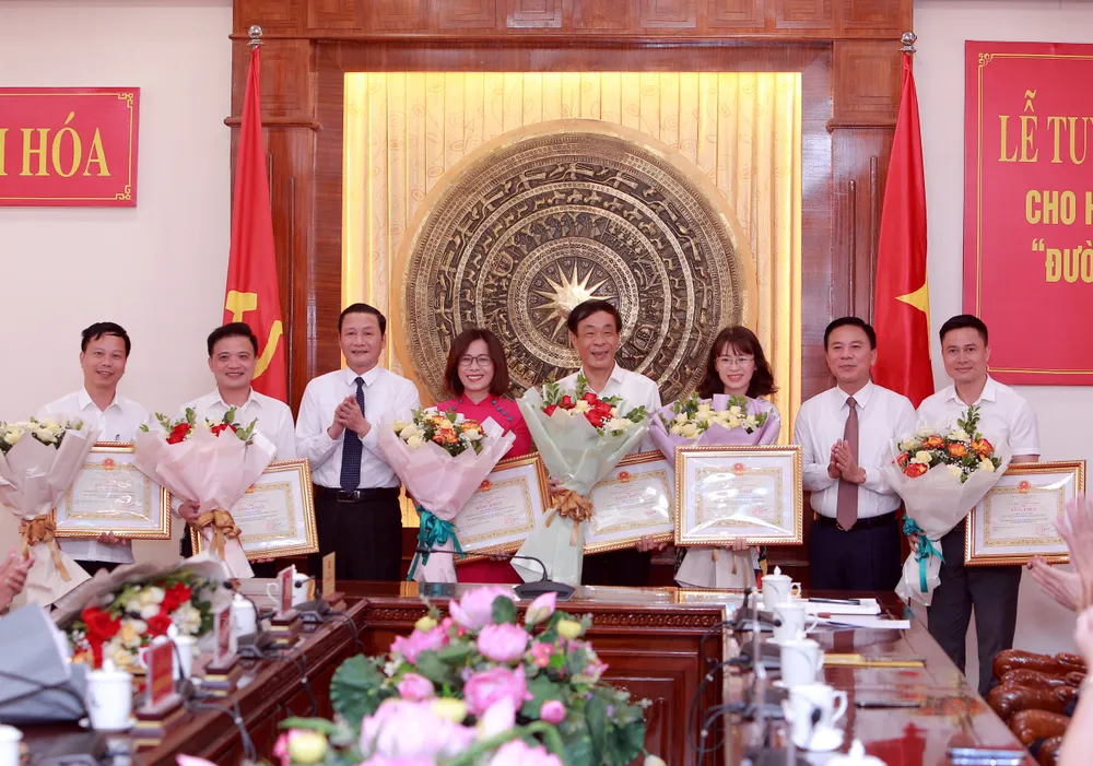Cũng tại buổi lễ tuyên dương, lãnh đạo tỉnh Thanh Hóa đã tặng Bằng khen, tiền thưởng cho các thầy cô giáo Trường THPT Hàm Rồng. Ảnh: ĐẶNG TRUNG Lê-Xuân-Mạnh-Đường-Lên-Đỉnh-Olympia-13.JPG