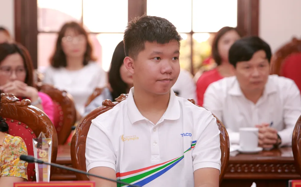 Nhà vô địch Olympia tại buổi vinh danh. Ảnh: ĐẶNG TRUNG Lê-Xuân-Mạnh-Đường-Lên-Đỉnh-Olympia-.JPG