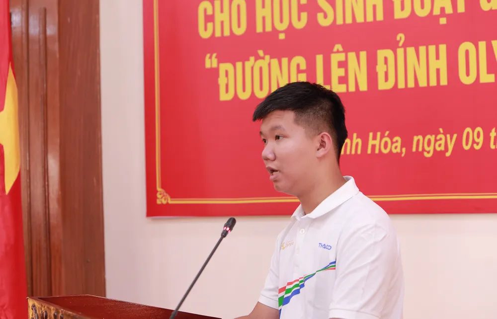 Nhà vô địch địch Đường lên đỉnh Olympia gửi lời cảm ơn đến bố mẹ, người thân, các thầy cô giáo, các bạn học sinh, lãnh đạo tỉnh Thanh Hóa đã đồng hành trên con đường chinh phục đỉnh Olympia. Ảnh: ĐẶNG TRUNG Lê-Xuân-Mạnh-Đường-Lên-Đỉnh-Olympia-6.JPG