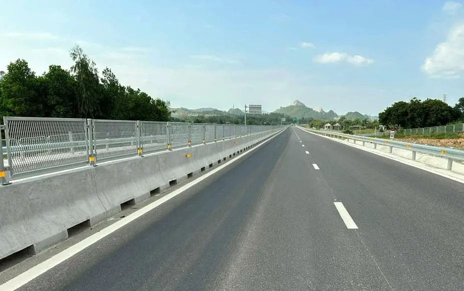 Hình ảnh cả một đoạn đường dài nghi bị đổ hóa chất xuống mặt đường cao tốc Nghi Sơn - Diễn Châu. Ảnh: ĐT Cao-Tốc-Nghi-Sơn-Thanh-Hóa-Diễn-Châu-Nghệ-An-2.jpg