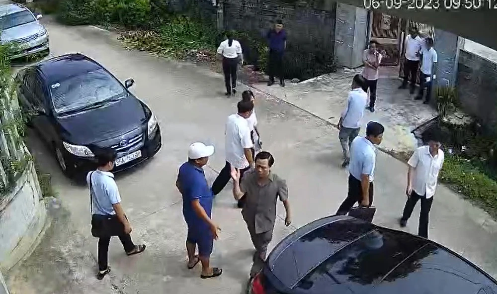 Ông Nguyễn Tiến Dũng, Phó Giám đốc Sở TN&MT Ninh Bình (người giơ tay) có ứng xử thiếu chuẩn mực khi xưng "mày tao" với người dân trong khi đang làm nhiệm vụ. Ảnh: ĐT Phó Giám đốc Sở TN&MT Ninh Bình xin lỗi người dân vì đã xưng ‘mày, tao'