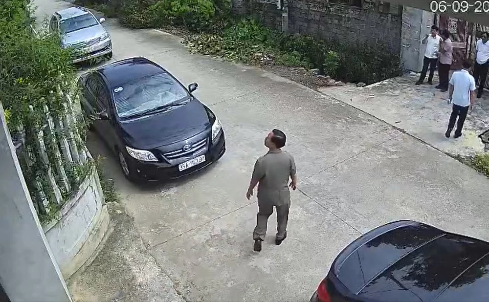 Ông Nguyễn Tiến Dũng, Phó Giám đốc Sở TN&MT Ninh Bình, có hành xử thiếu chuẩn mực được camera an ninh ghi lại. Ảnh: Đ.T Phó-Giám-Đốc-Sở-TN&MT-Tỉnh-Ninh-Bình-Nguyễn-Tiến-Dũng - 1.jpg