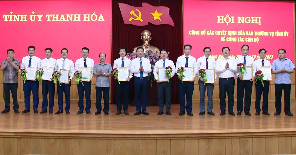 Bí thư Tỉnh ủy Đỗ Trọng Hưng và các Ủy viên Ban Thường vụ Tỉnh ủy trao quyết định và tặng hoa chúc mừng các cán bộ được nhận nhiệm vụ công tác mới. Ảnh: TTV Điều-Động-Luân-Chuyển-Cán-Bộ-Chủ-Chốt-Tỉnh-Thanh-Hóa-.jpg