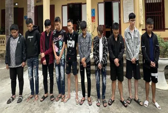 Nhóm người lừa đảo trên không gian mạng bị bắt giữ khi đang thực hiện hành vi lừa đảo. Ảnh: ĐT Lừa-Đảo-Tâm-Linh-Chiếm-Đoạt-Tài-Sản-12.jpg