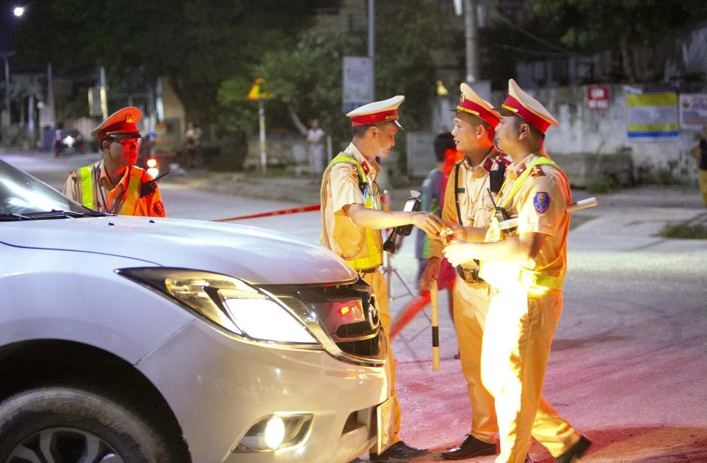 canh-sat-giao-thong-thanh-hoa-xu-ly-nong-do-con-12.jpg