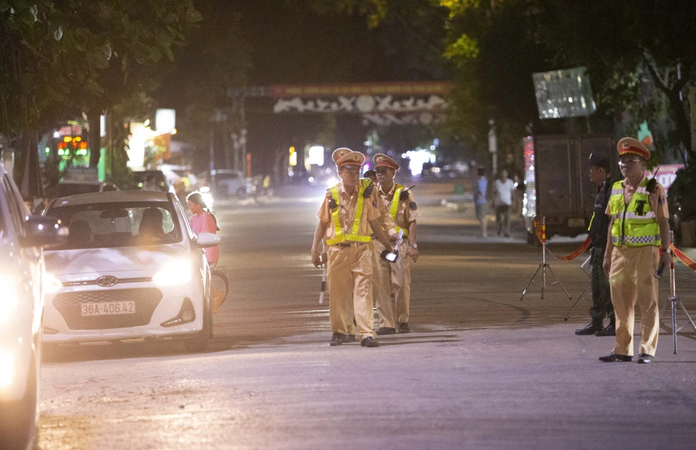 canh-sat-giao-thong-thanh-hoa-xu-ly-nong-do-con-7.jpg