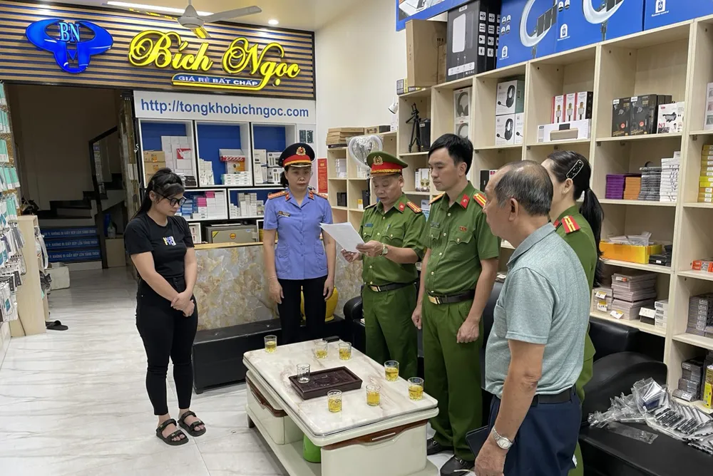 Công an đồng loạt khám xét 6 cửa hàng phụ kiện điện thoại ở TP Thanh Hóa và TP Sầm Sơn. Ảnh: ĐT Bắt ông chủ 6 cửa hàng ở Thanh Hóa buôn lậu phụ kiện điện thoại