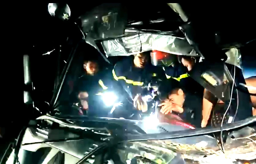 Cảnh sát giải cứu tài xế xe tải mắc kẹt trong cabin cú tông mạnh vào nhà dân - 2.jpg