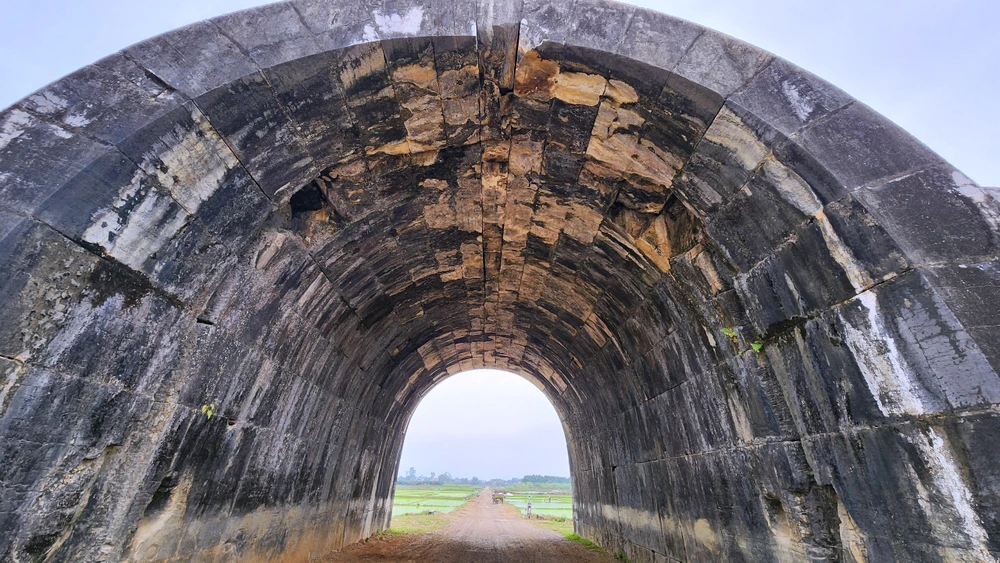 Cận cảnh rêu phong thành đá cổ lớn nhất Đông Nam Á ở Thanh Hóa - 39.JPG