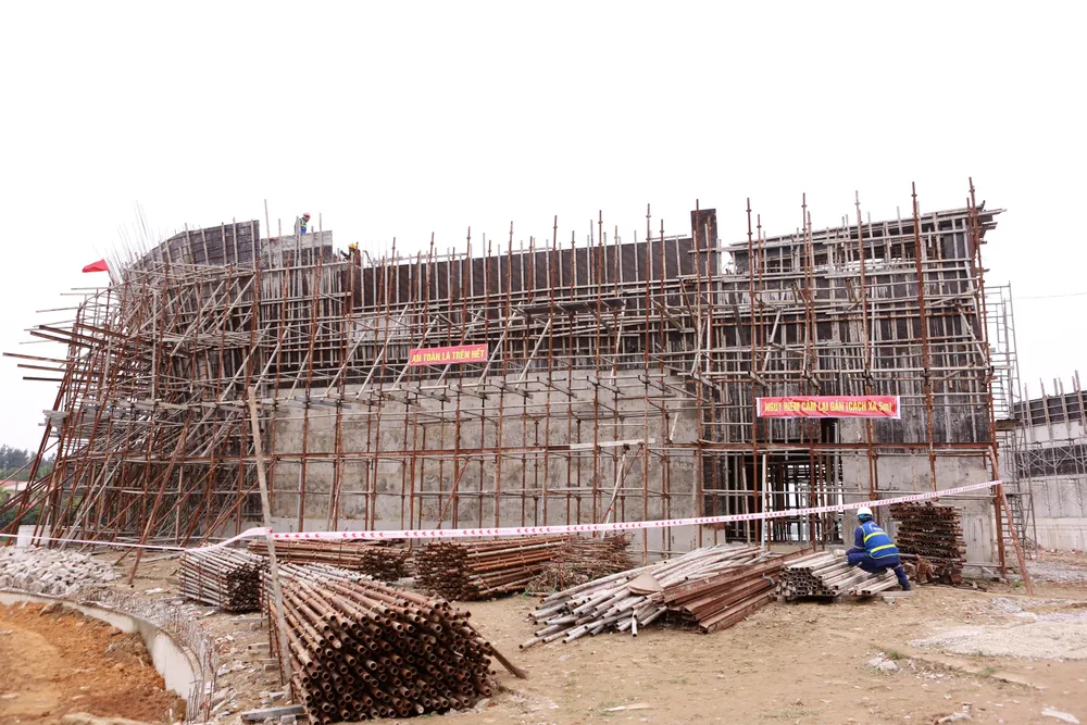 Nguyên Phó Thủ tướng Trương Hòa Bình thăm tượng đài tàu tập kết ra Bắc-11.JPG