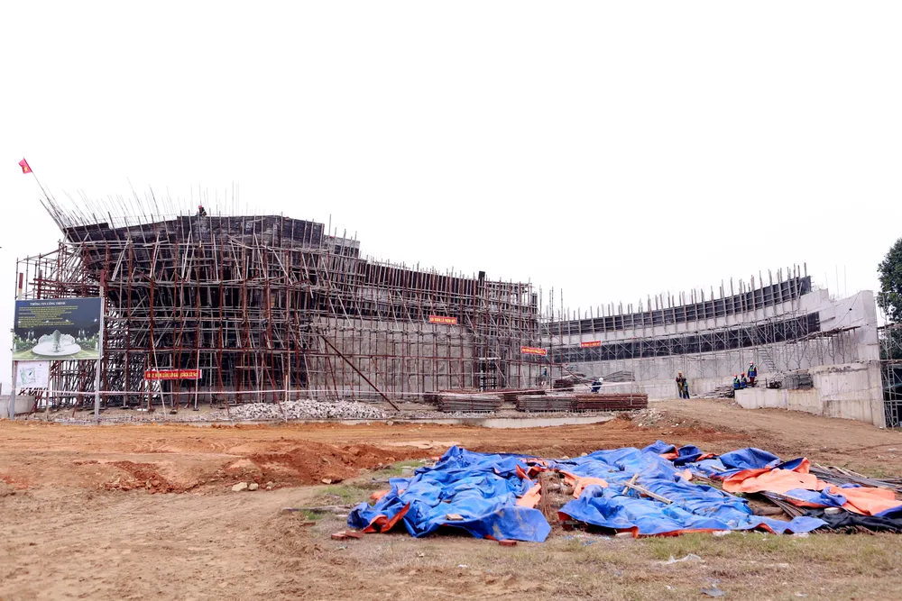 Nguyên Phó Thủ tướng Trương Hòa Bình thăm tượng đài tàu tập kết ra Bắc-13.JPG