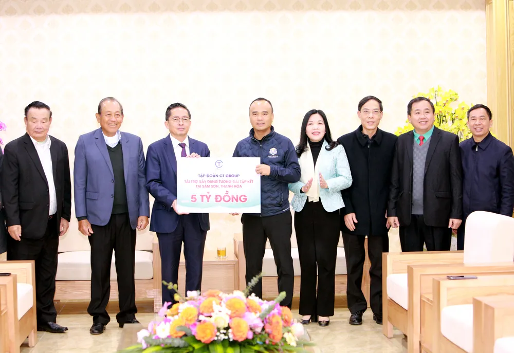 Nguyên Phó Thủ tướng Trương Hòa Bình thăm tượng đài tàu tập kết ra Bắc-15.JPG