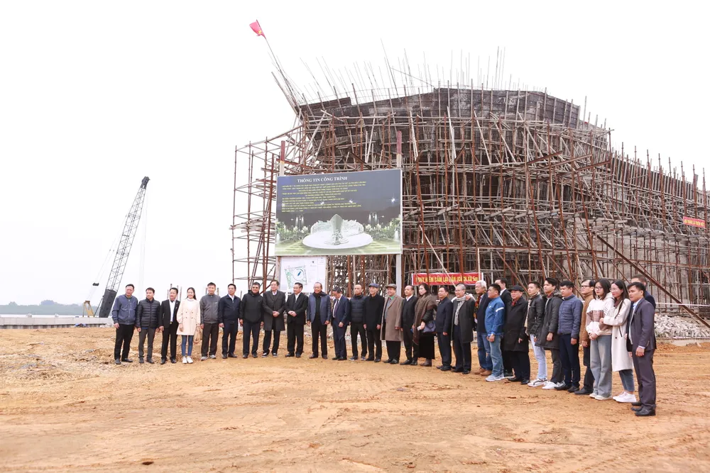 Nguyên Phó Thủ tướng Trương Hòa Bình thăm tượng đài tàu tập kết ra Bắc-2.JPG