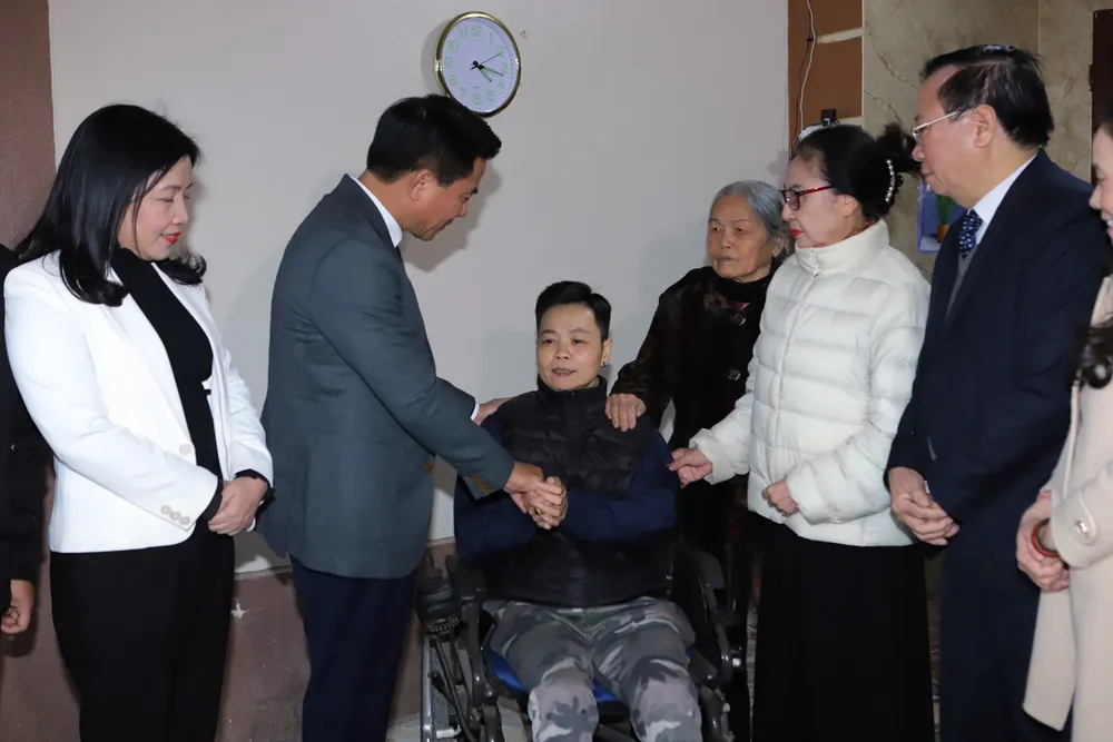 Bí thư Thanh Hóa chia sẻ khó khăn với với cựu vận động viên Lê Thị Huệ-1.jpg