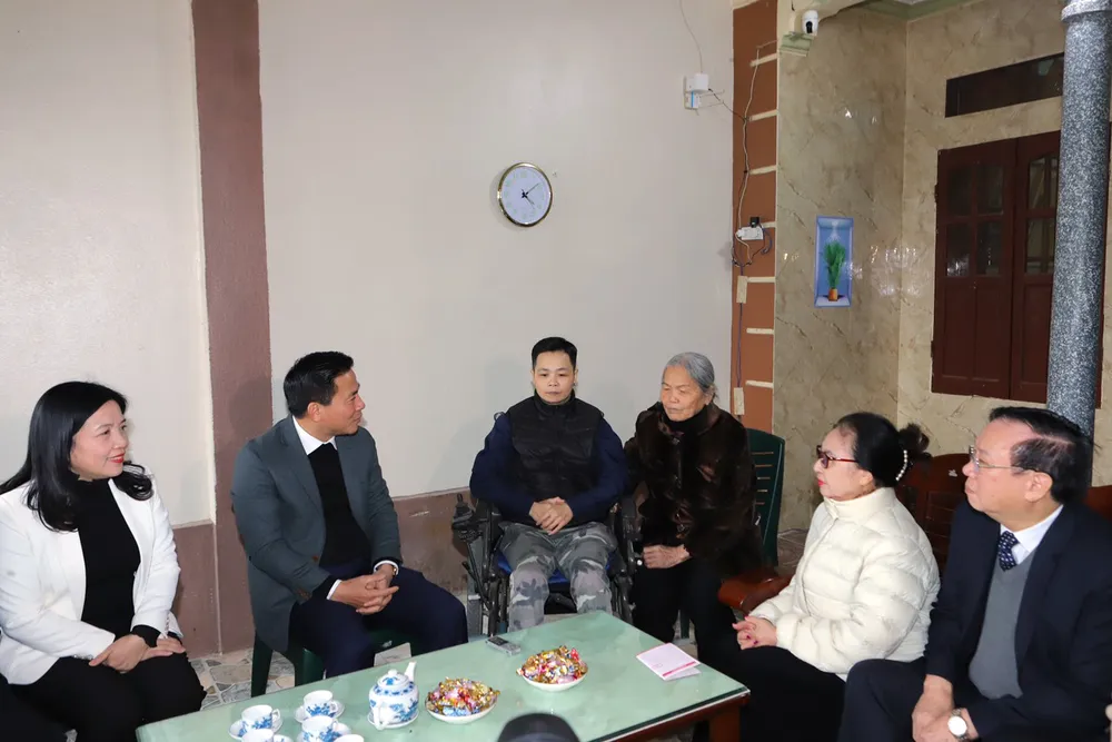 Bí thư Thanh Hóa chia sẻ khó khăn với với cựu vận động viên Lê Thị Huệ-2.jpg