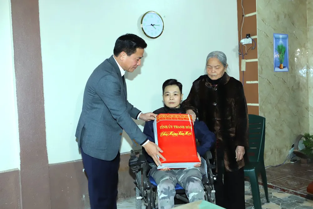 Bí thư Thanh Hóa chia sẻ khó khăn với với cựu vận động viên Lê Thị Huệ-6.jpg